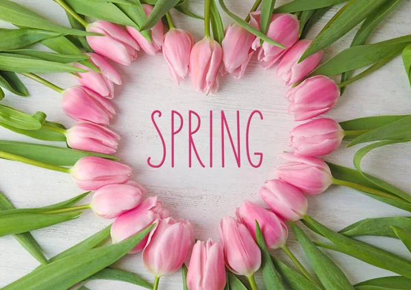 Красиві рожеві весняні тюльпани на білому дерев'яному фоні, плоска ла — стокове фото