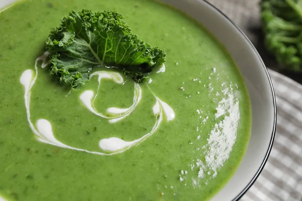 Leckere Frische Grünkohlsuppe Auf Dem Tisch Nahaufnahme — Stockfoto