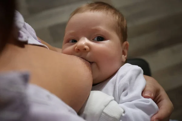 Giovane Donna Che Allatta Suo Bambino Casa Primo Piano — Foto Stock