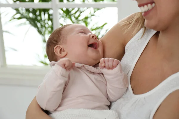Jovem Com Seu Bebê Descansando Após Amamentação Casa Close — Fotografia de Stock