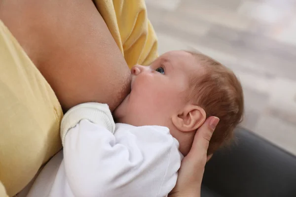 Jonge Vrouw Borstvoeding Haar Kleine Baby Thuis Close — Stockfoto