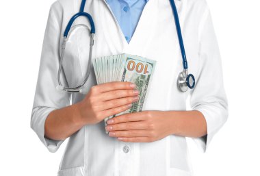 Beyaz arka planda rüşvet alan doktor, yakın plan. İçimdeki yozlaşma