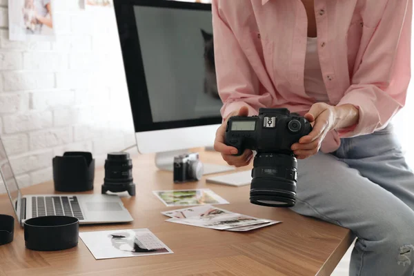 Fotógrafo profissional com câmera trabalhando no escritório, close-up — Fotografia de Stock