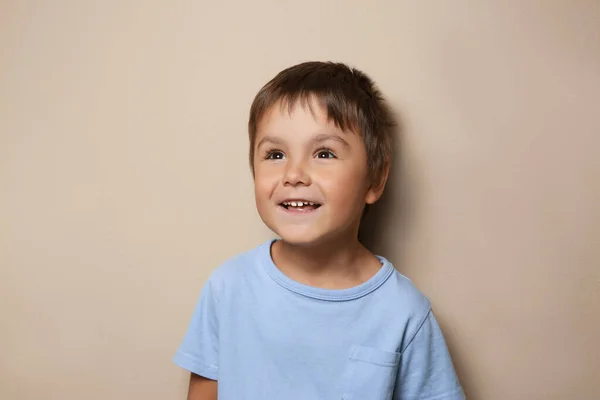 Portrait Mignon Petit Garçon Sur Fond Beige — Photo