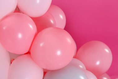 Pembe arka planda güzel renkli balonlar, yakın plan