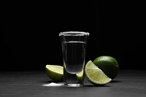 Mexikanska Tequila Skott Med Salt Och Lime Svart Bord — Stockfoto