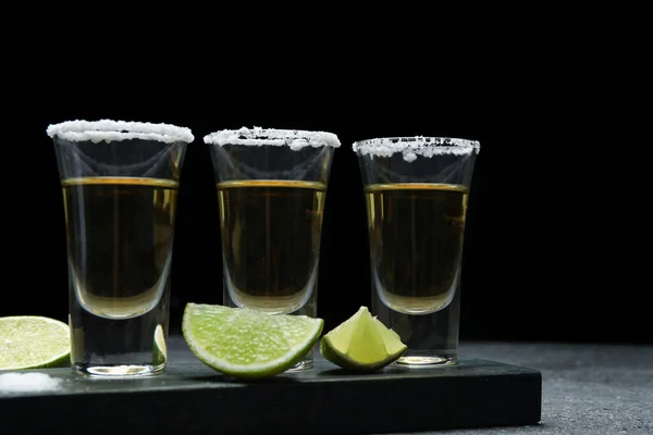 Tequila Mexicana Com Fatias Limão Sal Mesa — Fotografia de Stock