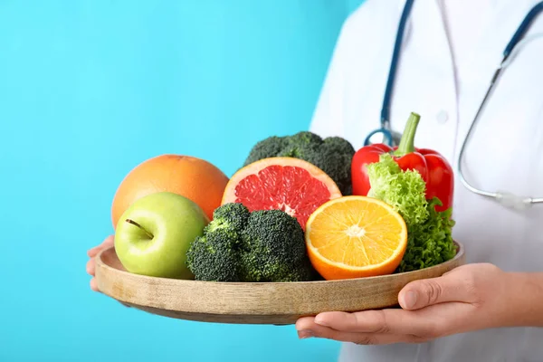 Nutricionista Femenina Con Frutas Verduras Sobre Fondo Azul Claro Primer —  Fotos de Stock