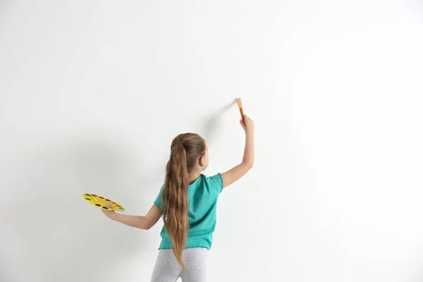 Petite Peinture Enfant Sur Mur Blanc Intérieur — Photo
