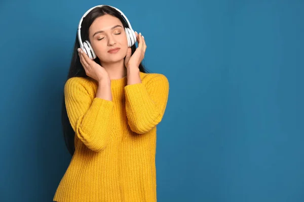 Νεαρή Γυναίκα Ακούει Audiobook Μπλε Φόντο Χώρος Για Κείμενο — Φωτογραφία Αρχείου