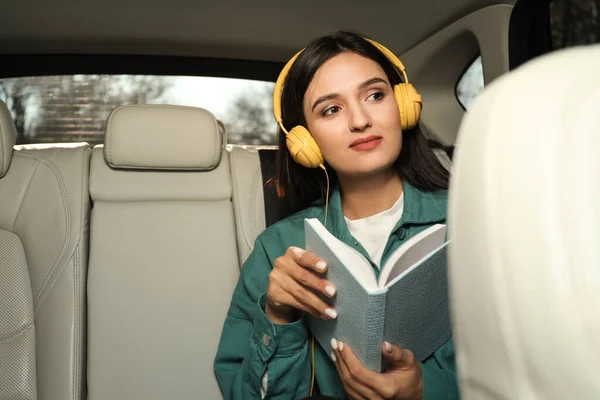 Νεαρή Γυναίκα Που Ακούει Ηχητικό Βιβλίο Στο Αυτοκίνητο — Φωτογραφία Αρχείου