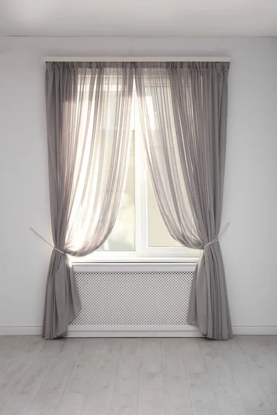 Jendela Dengan Tirai Yang Indah Ruang Kosong — Stok Foto