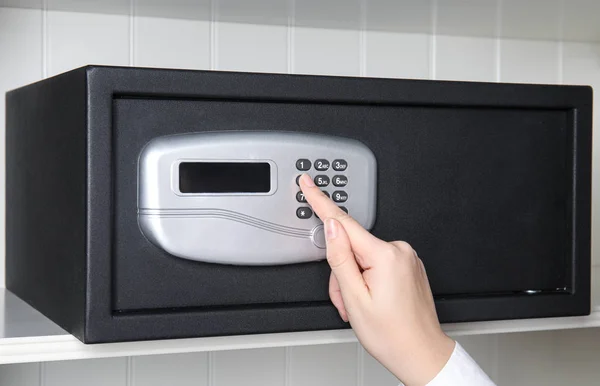 Mujer Abriendo Caja Fuerte Acero Con Cerradura Electrónica Primer Plano — Foto de Stock