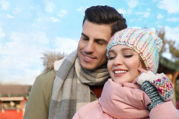 Happy Couple Warm Clothes Winter Fair Christmas Season — Stock Photo, Image