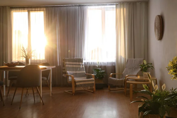 Jendela Dengan Tirai Bergaya Interior Ruang Tamu — Stok Foto