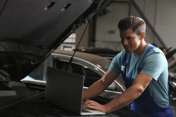 Mechanik Notebookem Dělá Automobilovou Diagnostiku Autoopravně — Stock fotografie