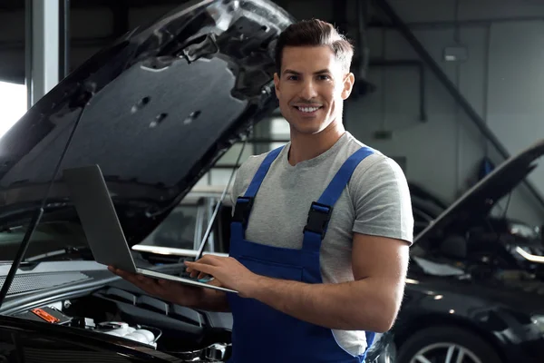 Mechanica Met Laptop Doet Auto Kenmerkend Bij Auto Reparatiewerkplaats — Stockfoto