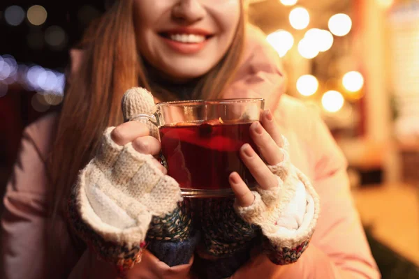 Boldog nő forralt borral a téli vásáron, közelkép — Stock Fotó