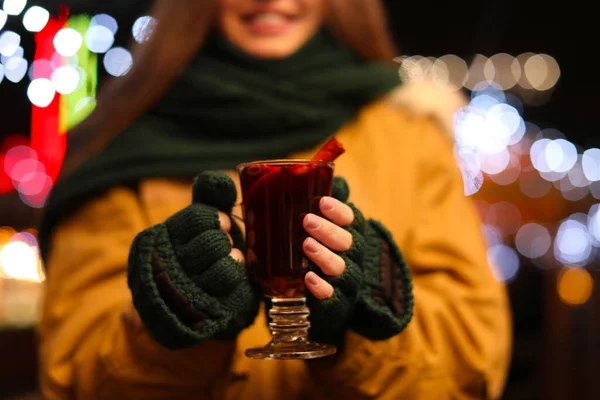 Frau mit leckerem Glühwein auf Wintermarkt, Nahaufnahme — Stockfoto