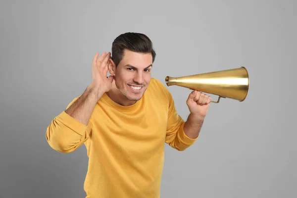 Stilig man med MegaFon på grå bakgrund — Stockfoto