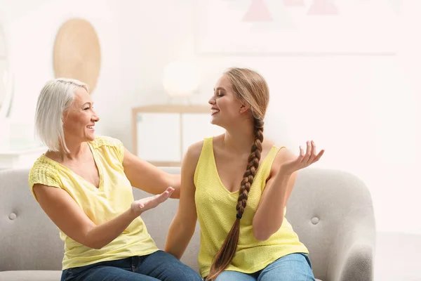 Mutter und erwachsene Tochter verbringen Zeit zu Hause — Stockfoto