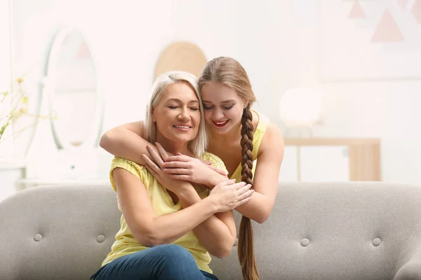 Mother and her adult daughter spending time together at home — 스톡 사진