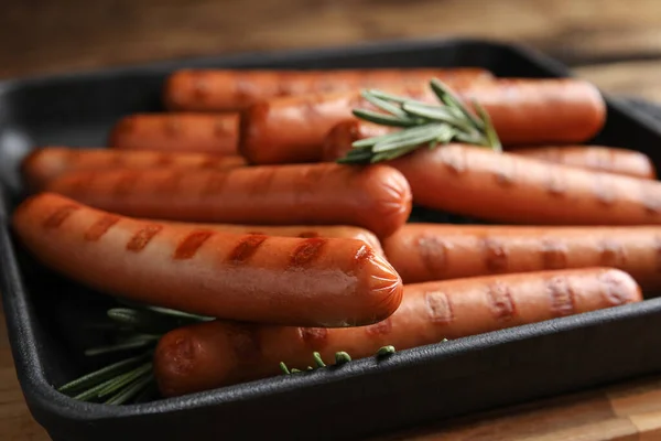 Deliziose Salsicce Alla Griglia Con Rosmarino Sul Tavolo Primo Piano Fotografia Stock