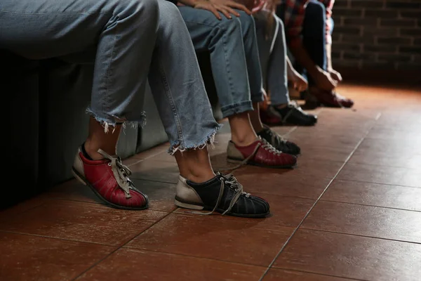 Amigos Poniéndose Zapatos Club Bolos Primer Plano Las Piernas — Foto de Stock