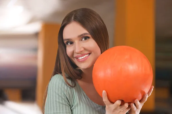 Νεαρή γυναίκα με μπάλα στο bowling club — Φωτογραφία Αρχείου