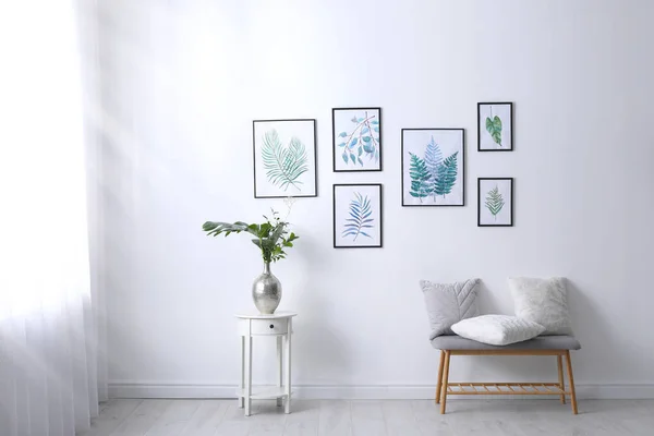 Schöne Gemälde von tropischen Blättern an weißen Wänden im Wohnzimmer — Stockfoto