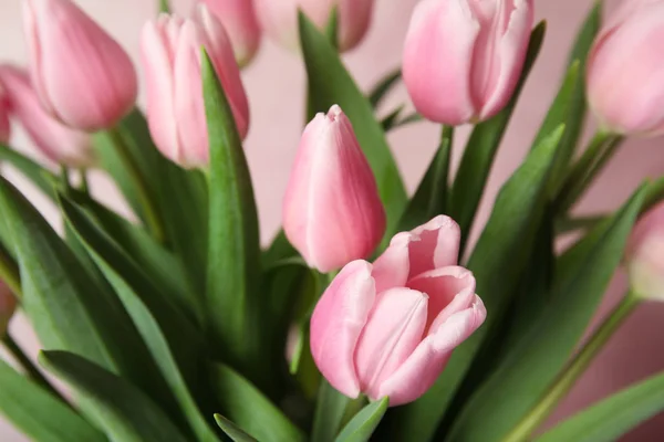 Buquê de belas tulipas primavera no fundo rosa claro, clo — Fotografia de Stock