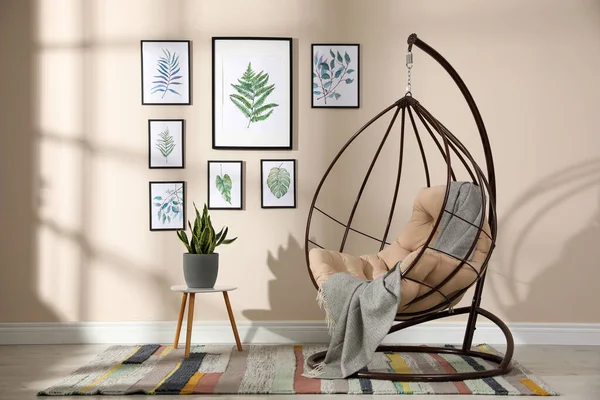 Schöne Gemälde von tropischen Blättern an beiger Wand im Raum int — Stockfoto