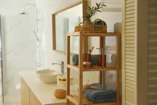 Estantería con artículos de tocador en el elegante interior del baño — Foto de Stock