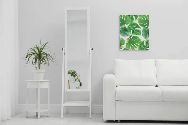 Grand Miroir Moderne Canapé Confortable Près Mur Lumière Dans Chambre — Photo