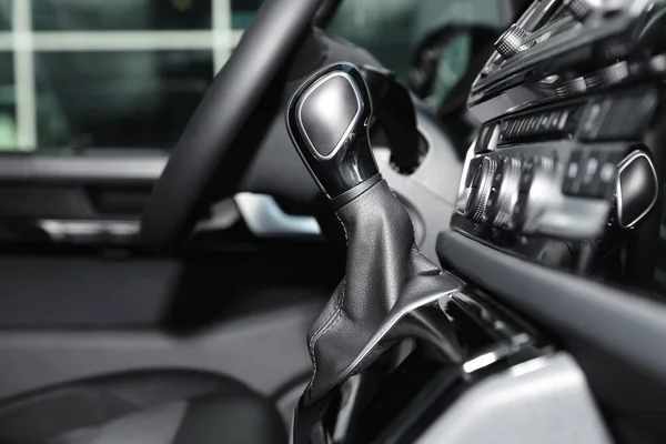 Gearshift Και Ταμπλό Στο Εσωτερικό Του Σύγχρονου Αυτοκινήτου — Φωτογραφία Αρχείου