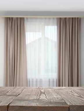 Boş odada zarif perdeleri olan pencere.