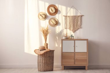 Ahşap dolabı olan oturma odası iç tasarımı.