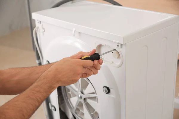 Profesyonel Tesisatçı Bozuk Çamaşır Makinesini Tamir Ediyor Yakın Plan — Stok fotoğraf