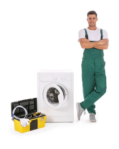 Επισκευαστής με εργαλειοθήκη κοντά στο πλυντήριο ρούχων σε λευκό φόντο — Φωτογραφία Αρχείου