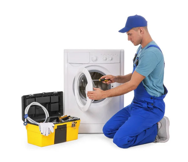 Rörmokare reparera tvättmaskinen på vit bakgrund — Stockfoto