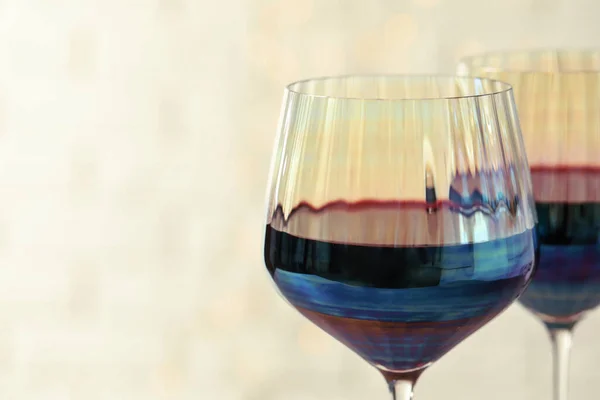 Vasos de vino tinto sobre fondo claro, primer plano. Espacio para texto — Foto de Stock