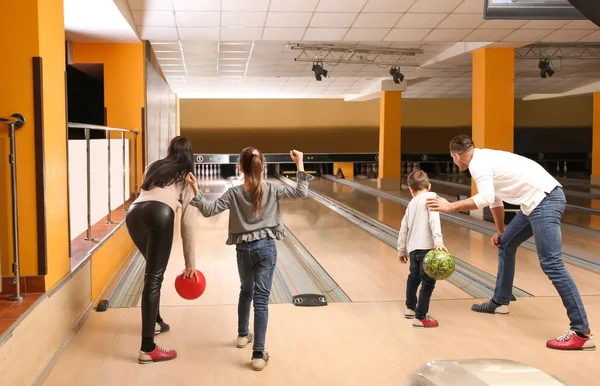 Šťastná rodina tráví čas spolu v bowlingovém klubu — Stock fotografie