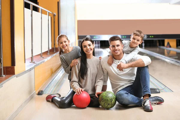 Feliz família passar tempo juntos no clube de boliche — Fotografia de Stock