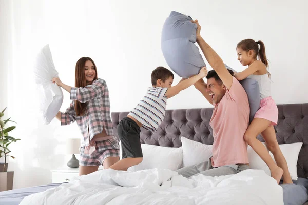 幸せな家族が枕の戦いでベッドルーム — ストック写真