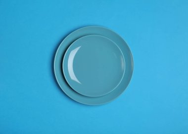 Mavi arkaplandaki boş tabakları temizle, üst görünüm