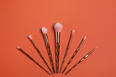 Mercan zemin üzerinde kozmetik fırçaları, düz yatıyordu