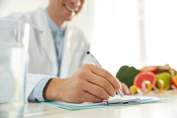 Nutricionista Trabajando Escritorio Oficina Primer Plano —  Fotos de Stock