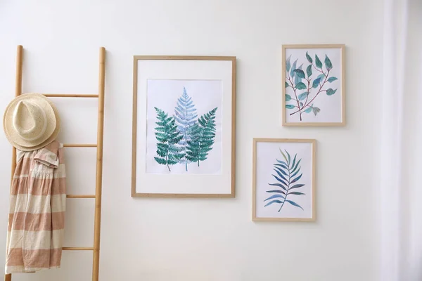 Belles peintures sur mur blanc à la maison. Idée pour l'intérieur des — Photo