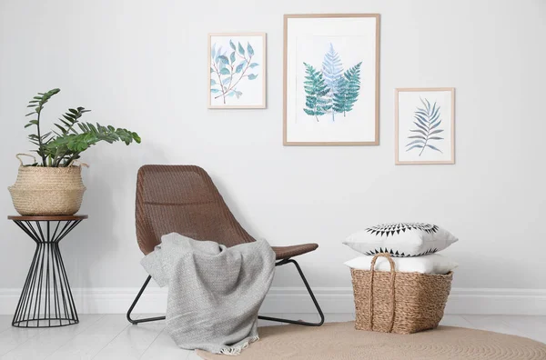 Evdeki beyaz duvarın yanında rahat bir koltuk ve bitki.. — Stok fotoğraf