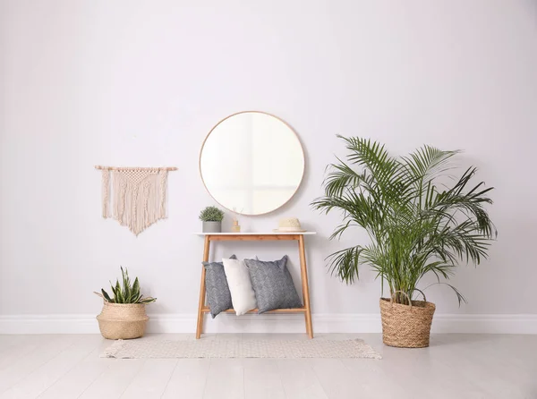 家でラウンドミラーと植物。インテリアデザインのアイデア — ストック写真